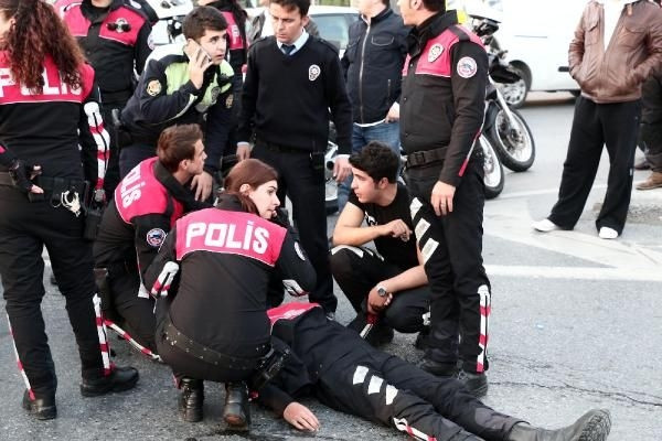 Yaralı polisin elini bırakmadı