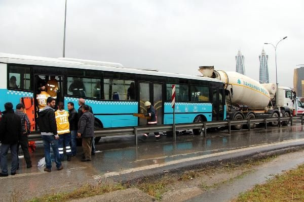 İstanbul'da halk otobüsü beton mikserine çarptı!