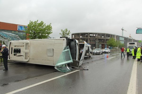 Kaza sonrası sandalyede ambulans beklediler