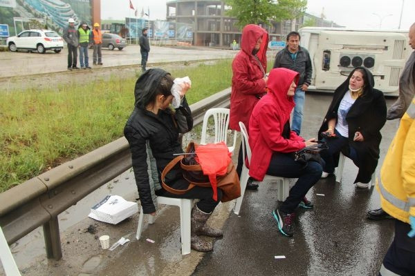 Kaza sonrası sandalyede ambulans beklediler