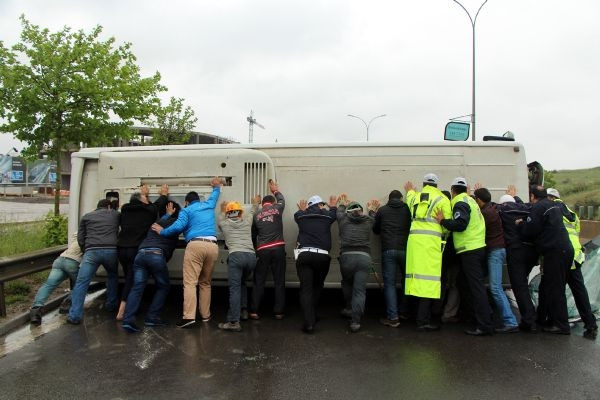 Kaza sonrası sandalyede ambulans beklediler