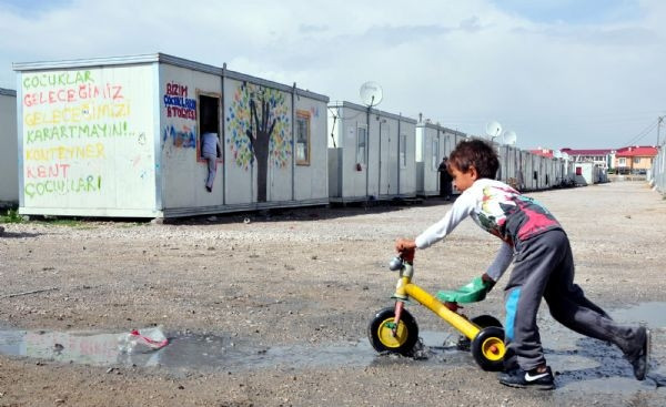 Van'da 44 aile konteynerlerde yaşamaya devam ediyor