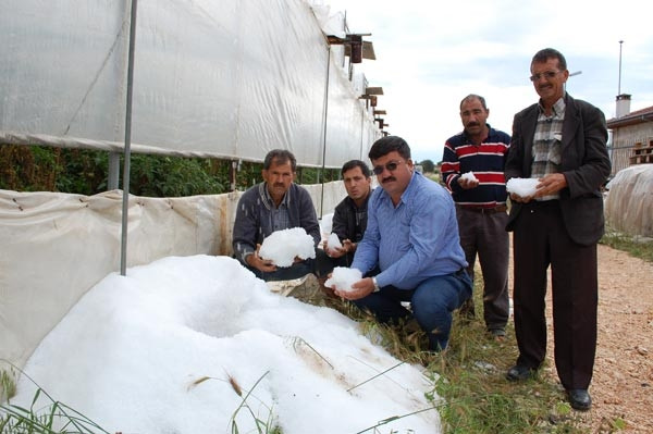 Silifke'de 1 saat yağan dolu Silifkeli çiftçileri vurdu