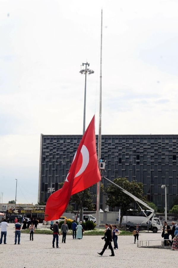 Türk bayrakları yarıya indirildi