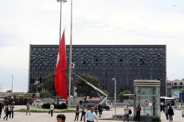 Türk bayrakları yarıya indirildi
