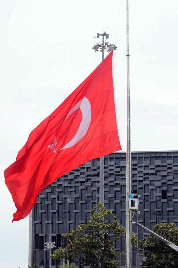 Türk bayrakları yarıya indirildi