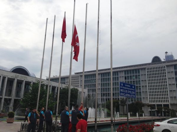Türk bayrakları yarıya indirildi