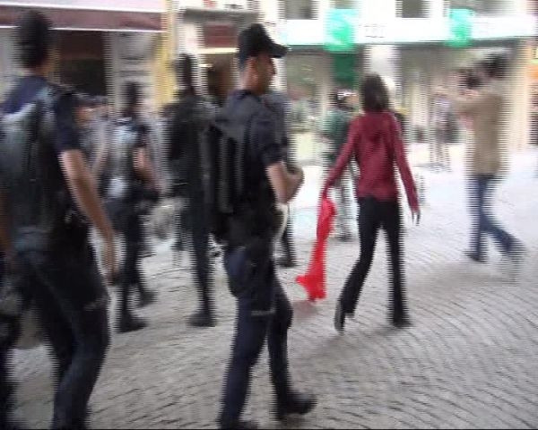 Polisten yere düşen kadın eylemciye tekme!