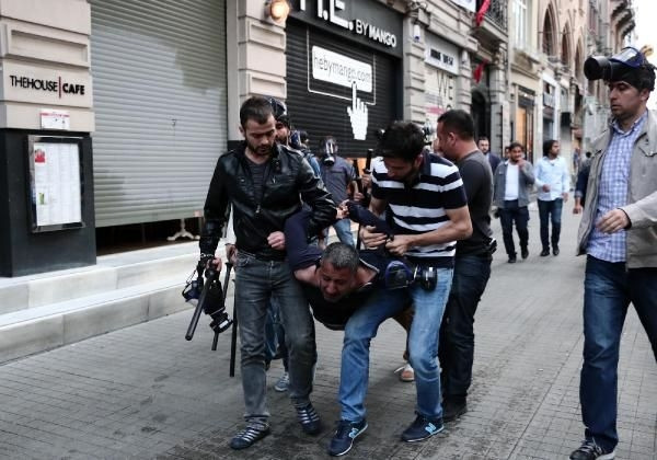 Polisten yere düşen kadın eylemciye tekme!