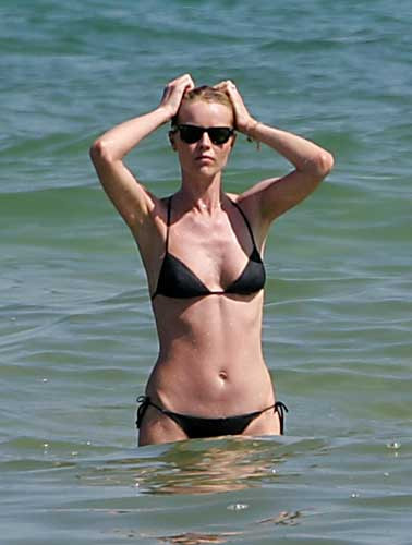 Plajda bir top model: Eva Herzigova