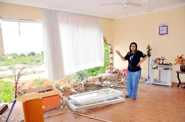 Boşanma davası açan eşinin kaldığı evi iş makinesiyle yıktı