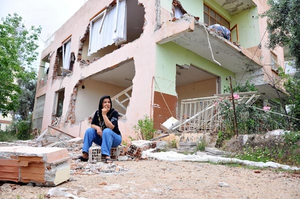 Boşanma davası açan eşinin kaldığı evi iş makinesiyle yıktı