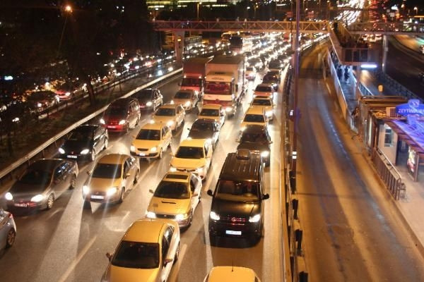 Otomobilinin yanışını cep telefonu ile çekti