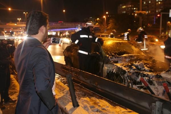 Otomobilinin yanışını cep telefonu ile çekti