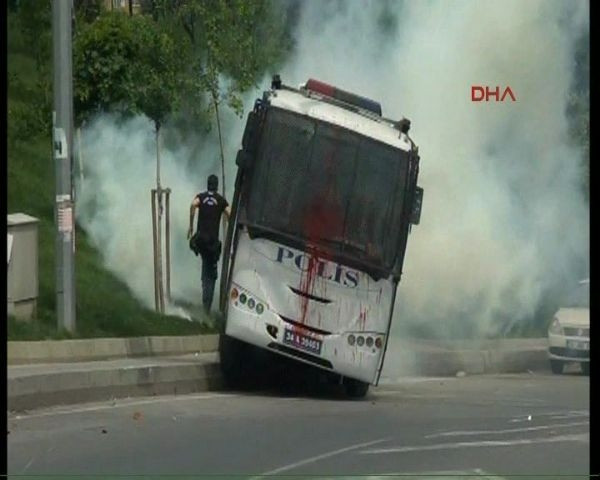 Okmeydanı'nda polislerin zor anları