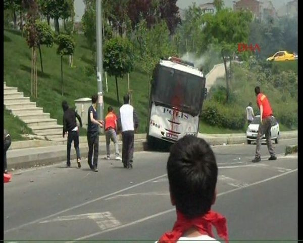 Okmeydanı'nda polislerin zor anları