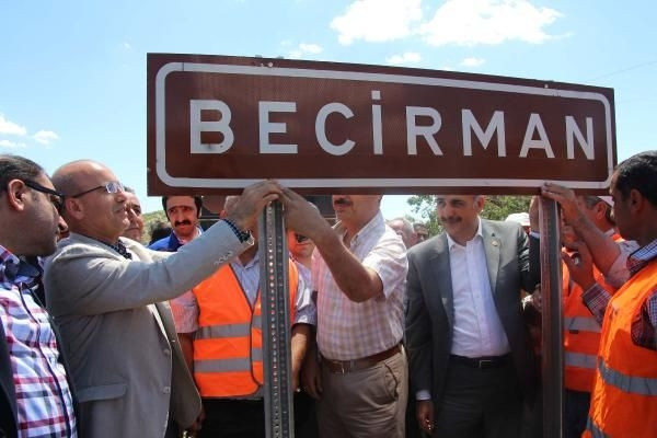 Bakan Şimşek Kürtçe tabelayı astı