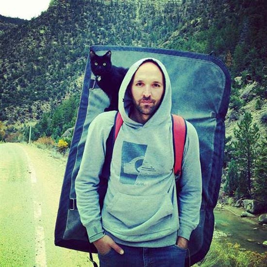 Dağcı kedi görenleri hayrete düşürüyor!