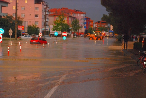 30 dakikalık yağmur Çorum'u felç etti