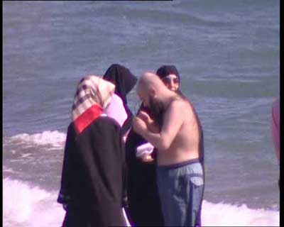 Cübbeli Ahmet cübbeyi atıp denize girdi!
