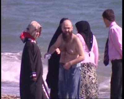 Cübbeli Ahmet cübbeyi atıp denize girdi!