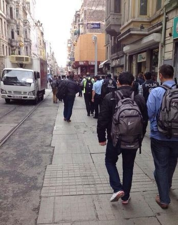 Çantalı sivil polisler dikkatlerden kaçmadı