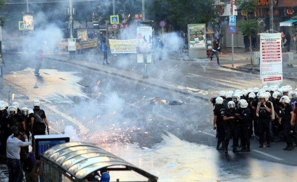 Bir yanda ekmek parası, bir yanda protesto