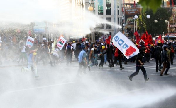 Bir yanda ekmek parası, bir yanda protesto