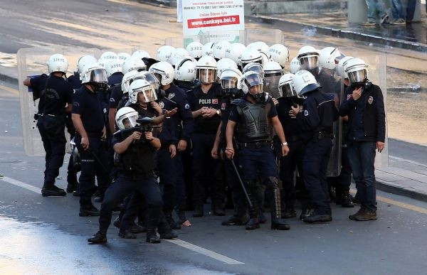 Bir yanda ekmek parası, bir yanda protesto