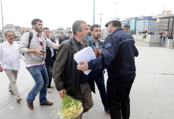 Sırrı Süreyya Önder Gezi Parkı'na çiçek bıraktı