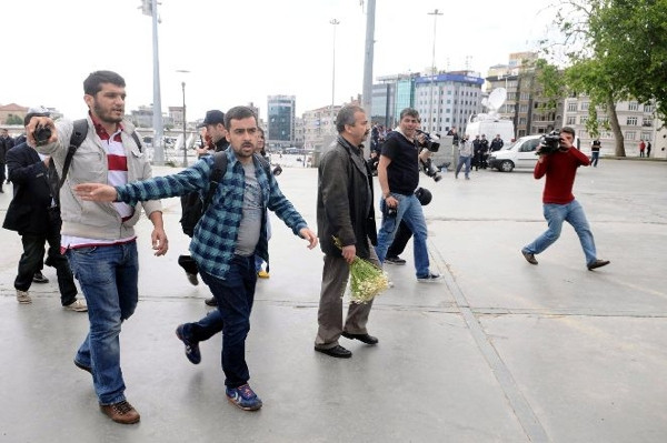 Sırrı Süreyya Önder Gezi Parkı'na çiçek bıraktı
