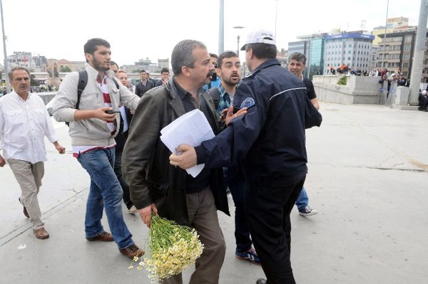 Sırrı Süreyya Önder Gezi Parkı'na çiçek bıraktı