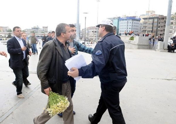 Sırrı Süreyya Önder Gezi Parkı'na çiçek bıraktı