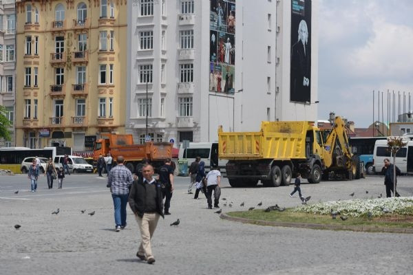 Kadın polislerden 'Taksim selfie'si