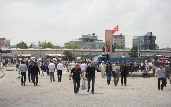 Kadın polislerden 'Taksim selfie'si