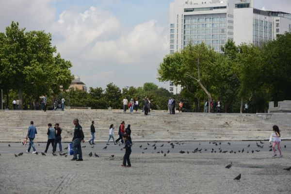 Kadın polislerden 'Taksim selfie'si