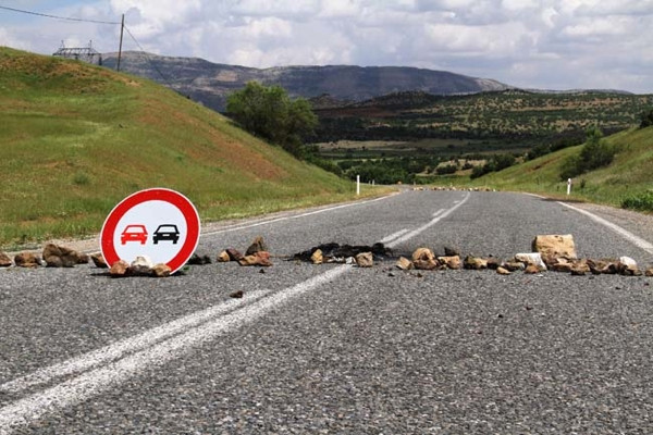 Diyarbakır'da PKK'lılar köy yollarını kesti