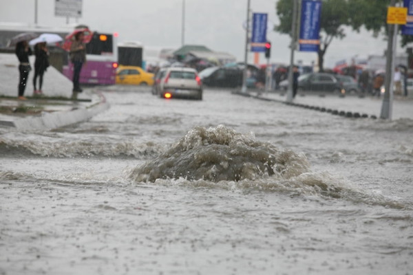 İstanbul yağmura teslim oldu
