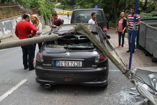 Ünlü oyuncunun aracını böyle çarptılar