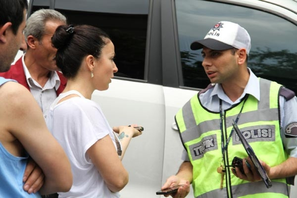 Ünlü oyuncunun aracını böyle çarptılar