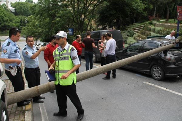 Ünlü oyuncunun aracını böyle çarptılar