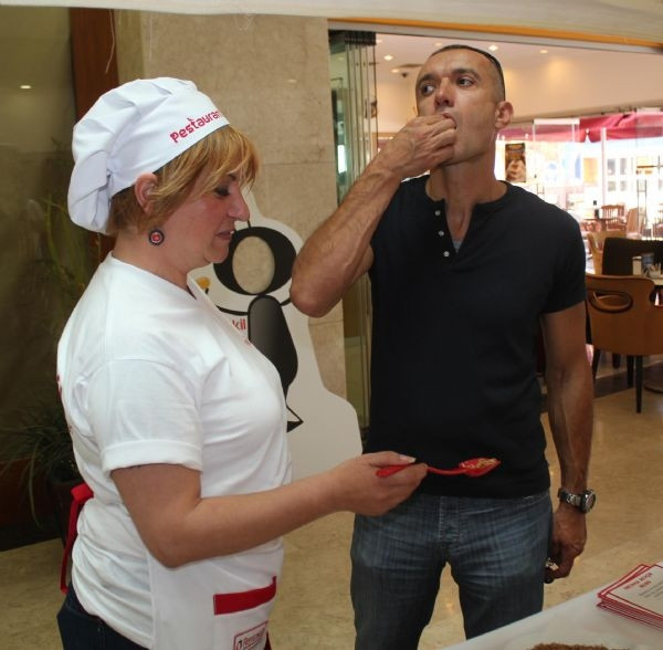 Protein deposu böcek yediler