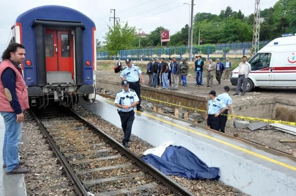 Annesini yolcu ettiği trenin altında kalarak öldü
