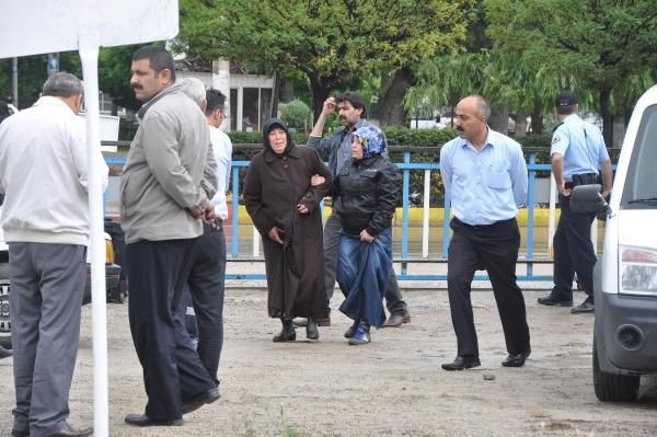 Annesini yolcu ettiği trenin altında kalarak öldü