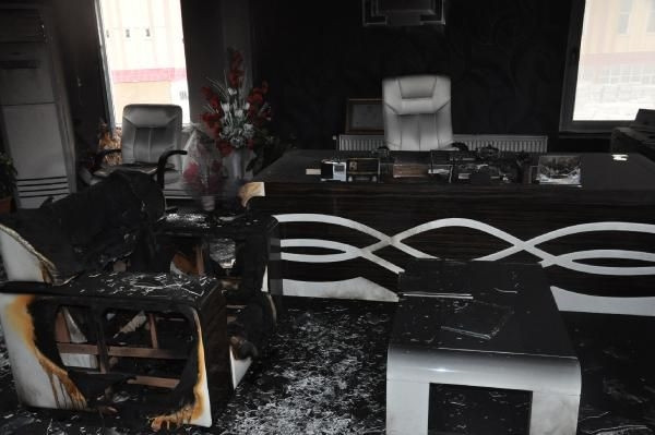 Belediye başkanının makam odasını yaktılar