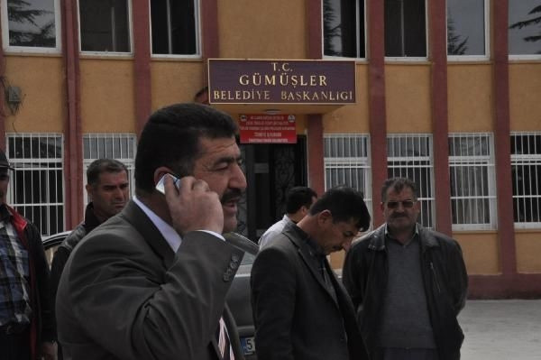 Belediye başkanının makam odasını yaktılar