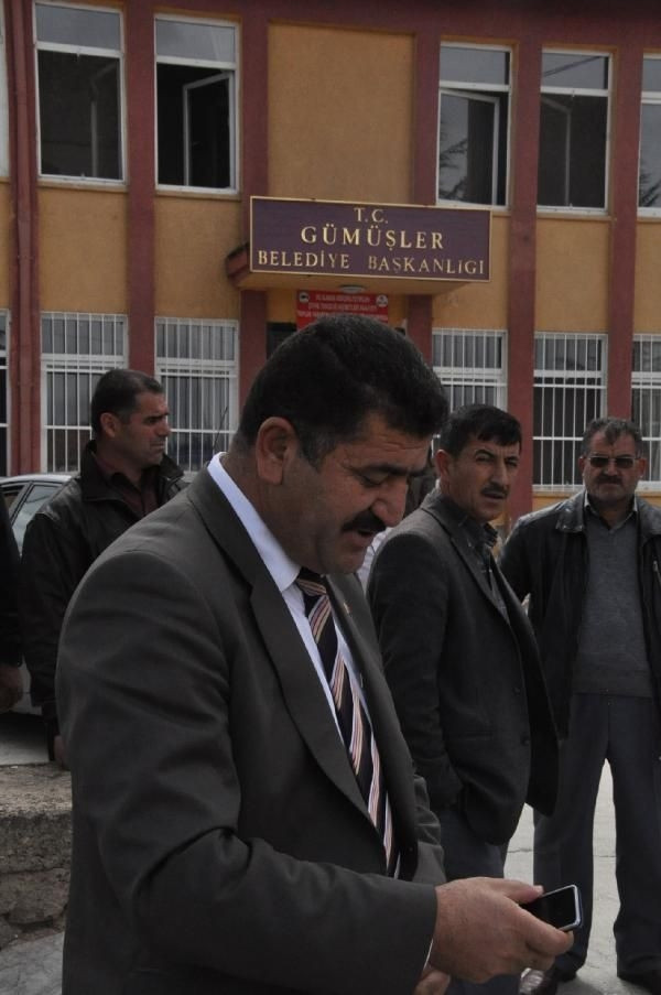 Belediye başkanının makam odasını yaktılar