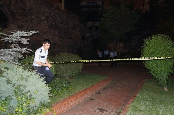 Fatih'teki surlarda yanmış kız cesedi bulundu!
