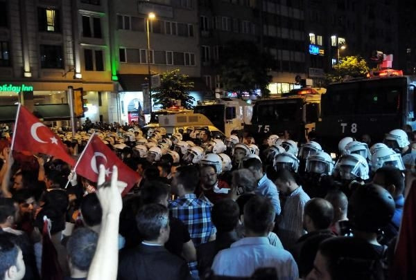 Polis Taksim'e geçilmesine izin vermedi