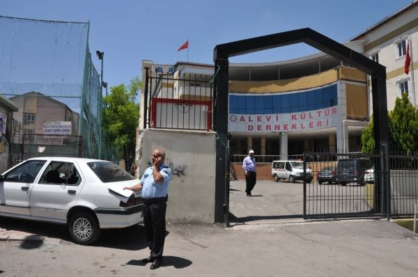 Cemevinde cenazeye katılanlara ateş açıldı
